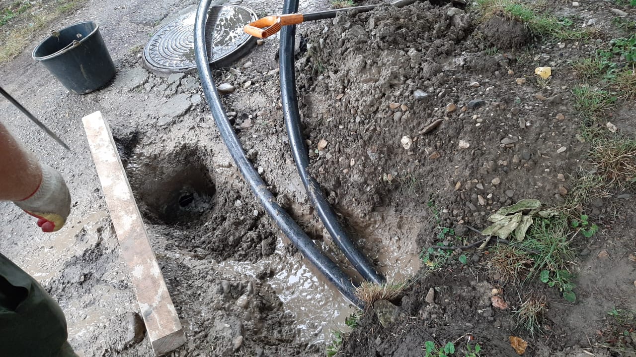 Это г. Абинск ул. Советов прокладка телефонного кабеля через канализацию для АО Фирма «Агрокомплекс» им Н.И. Ткачева
